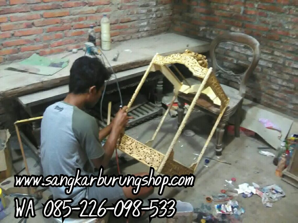 Perajin Sangkar Ukir